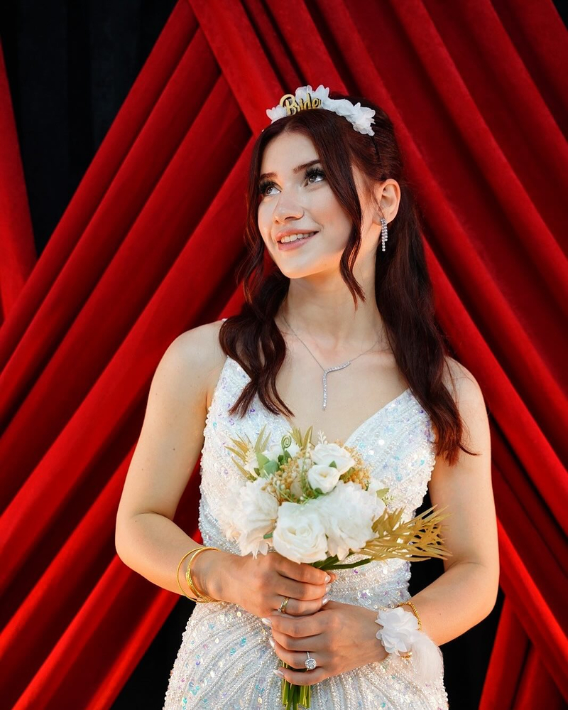 Gelin saçı, romantik dalgalı saç, uzun gelin saçı, "Bride" taç, gelin aksesuarları, düğün saç modelleri, doğal gelin makyajı, şık gelinlik, beyaz çiçek buketi, gelin zarafeti, düğün fotoğrafçılığı, özel gün saçları.