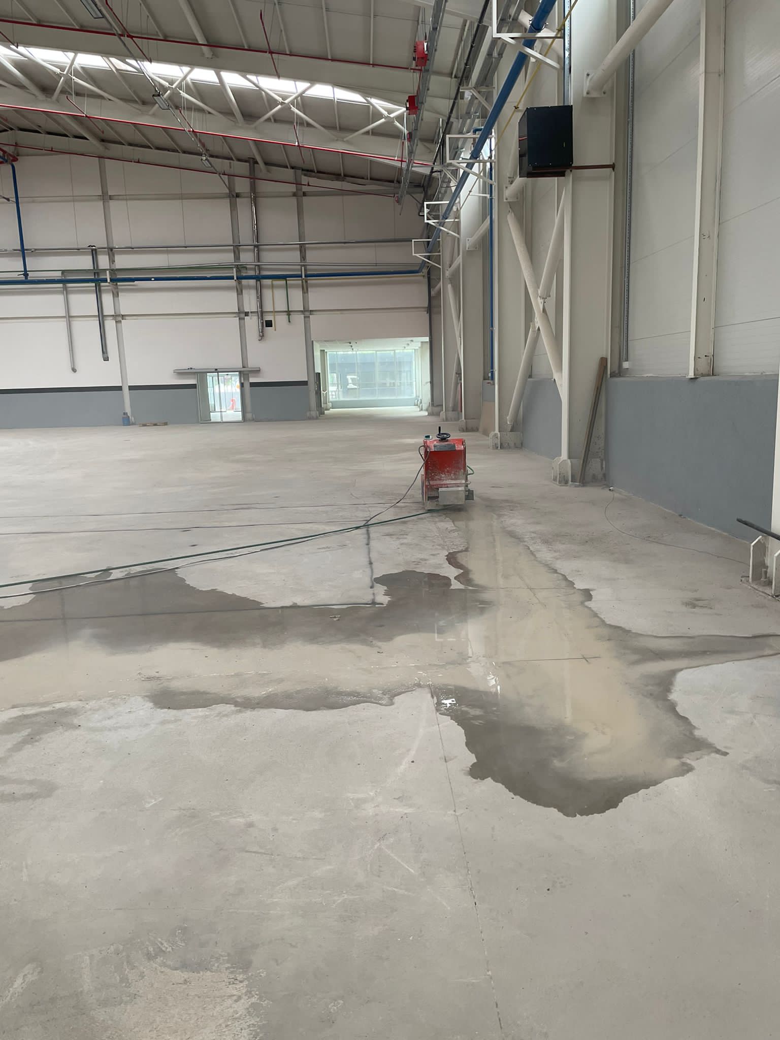 Denizli Beton Zeminlerde Estetik ve Fonksiyonellik: Derz Kesme, Silim ve Parlatma
